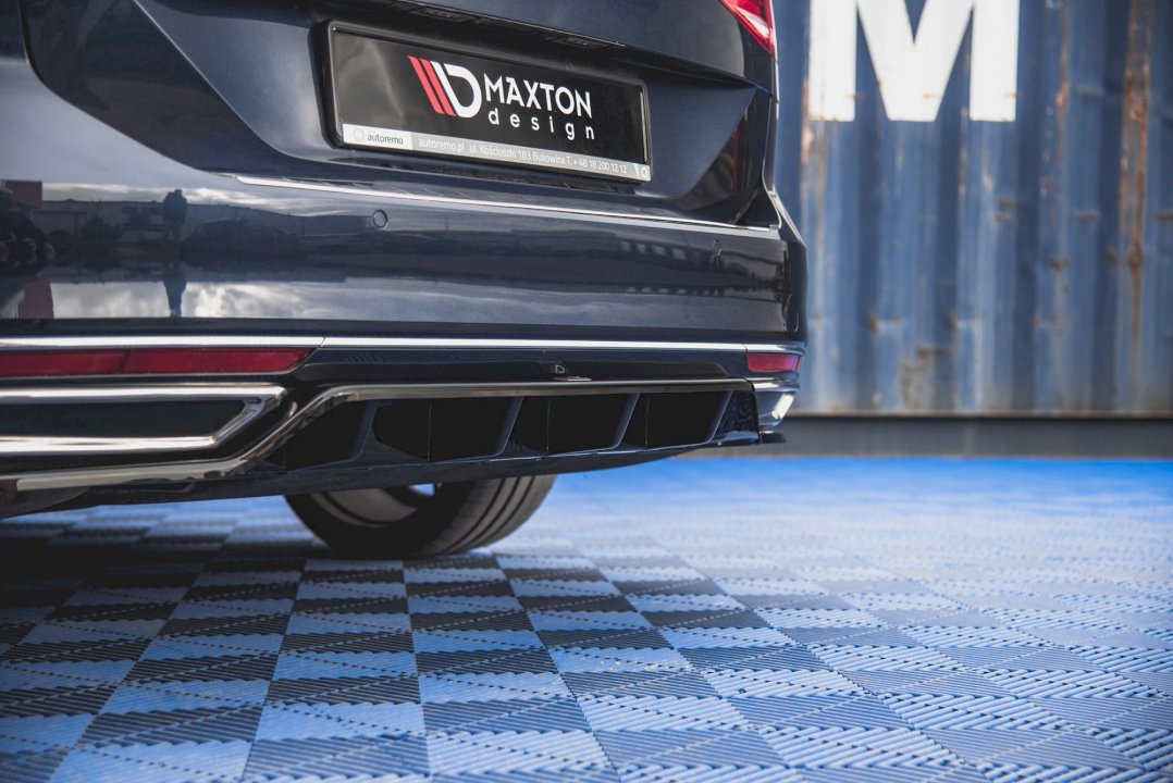Maxton Design - Aftermarket  Central Rear Splitter (W/ Vertical Bars) VW Passat B8 (2014-2019)
