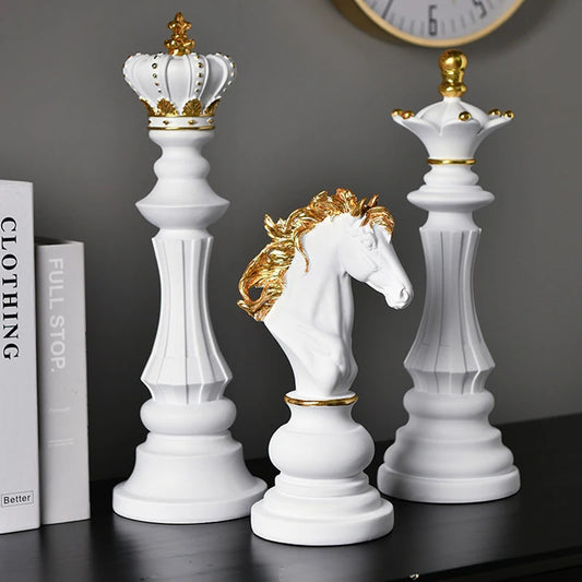 NORTHEUINS Resin Chess Piece Ornament – Black or White
