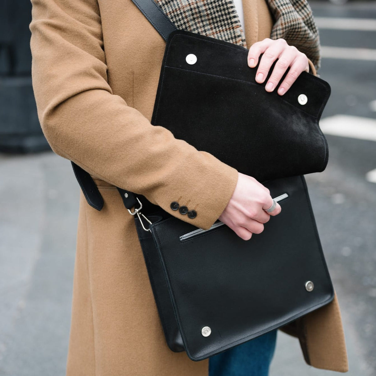Soft Tannery Leather Messenger - Black