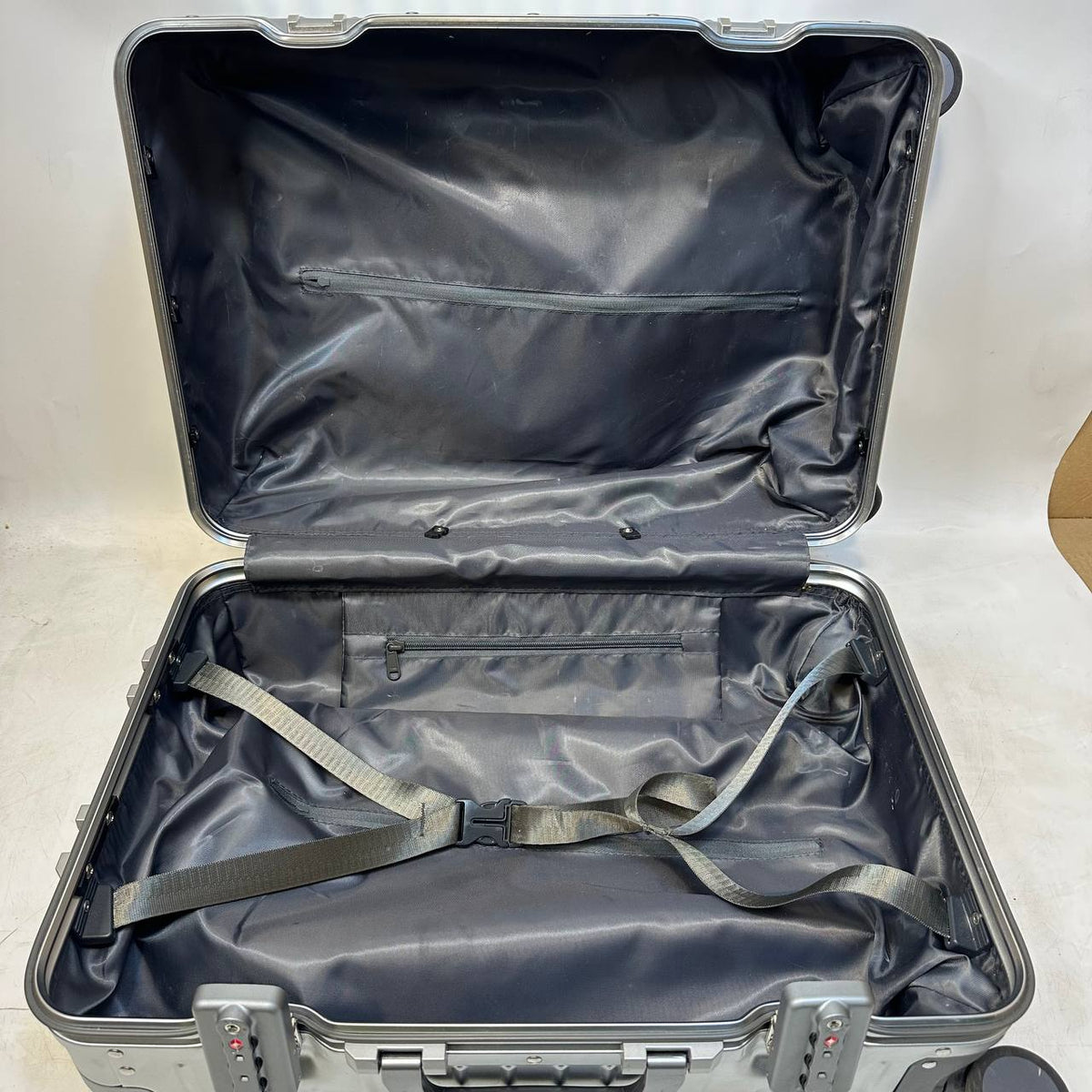 Aluminium Carry On Suitcase 55cm 40L TSA Lock 8 Spinner Wheels Silver Luggex